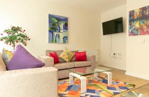 Trumpington Apartment | Contemporary & Exquisite Trumpington Townhouse with Parking & 5 mins to Addenbrookes & Papworth hospitals