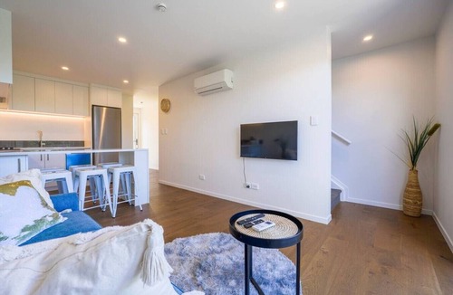 Mangere House | Contemporary Family Retreat– Close to Airport