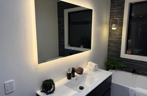 Nukuhau House | Contemporary Haven on Jarden Mile