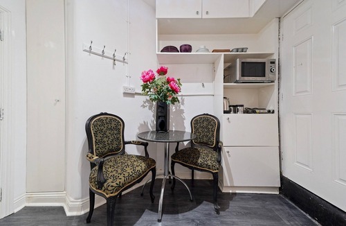 Regent's Park House | Contemporary holiday home in London, No Deposit