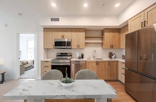 San Bernardino County Apartment | Contemporary King Suite｜Pool, Spa & Rooftop Deck