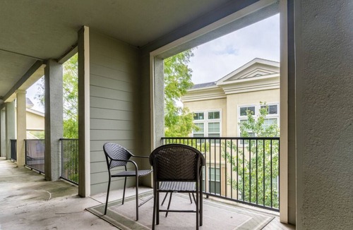 Mid City South Apartment | Contemporary large 1BR, in unit Washer/Dryer, FREE parking with all amenities!