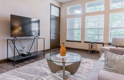 Mid City South Apartment | Contemporary large 1BR, in unit Washer/Dryer, FREE parking with all amenities!