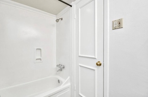 Neartown Bed & Breakfast | Contemporary Master Queen Suite