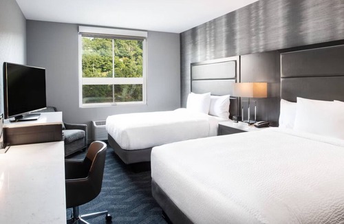 Waltham Hotel | Contemporary Room | Free Breakfast, Parking & Gym Access