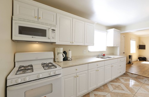 Northridge House | Contemporary remodeled and fully furnished