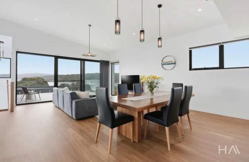 Akaroa House | Contemporary Seaside Escape