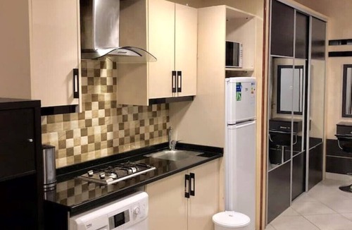 Al Swaifyeh Apartment | Contemporary studio 13 mins to downtown- few steps to great foods, cafes, shops
