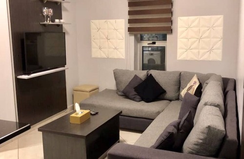 Al Swaifyeh Apartment | Contemporary studio 13 mins to downtown- few steps to great foods, cafes, shops