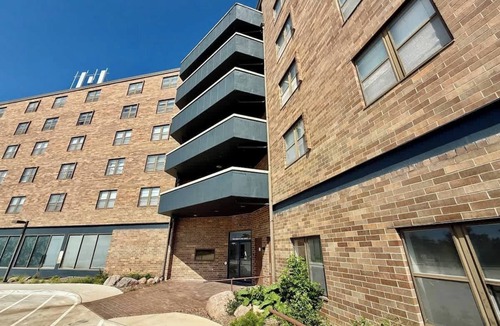 North Central Omaha Apartment | Contemporary Studio Retreat w/ Gym & Pickleball