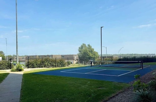 North Central Omaha Apartment | Contemporary Studio Retreat w/ Gym & Pickleball