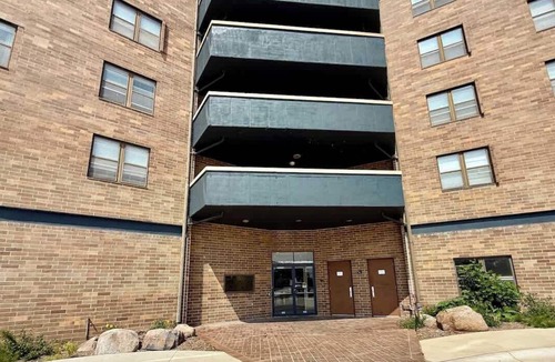 North Central Omaha Apartment | Contemporary Studio Retreat w/ Gym & Pickleball
