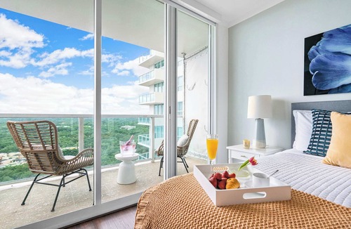 Coconut Grove Apartment | Contemporary Studio | Steps to Peacock Park