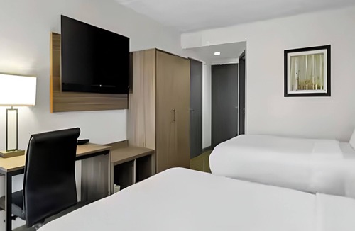 Cranberry Township Hotel | Contemporary Comfort with Free Breakfast Near Shopping Center