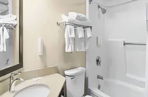 Cranberry Township Hotel | Contemporary Comfort with Free Breakfast Near Shopping Center
