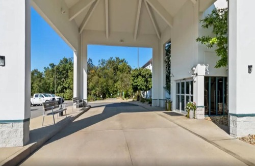 Cranberry Township Hotel | Contemporary Comfort with Free Breakfast Near Shopping Center