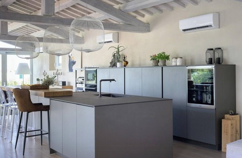 Ferretto House | Contemporary villa with pool near Cortona
