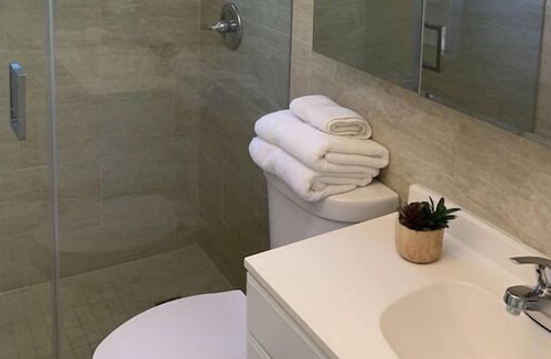 Coral Ridge Isles House | Contractor Accommodation - Free Parking & Hot Tub