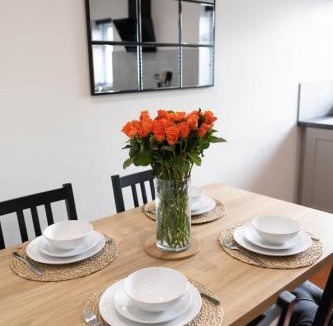 Duckmanton House | Contractor Friendly 3BR Sleeps 5