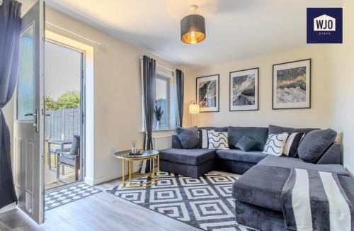 Wootton House | Contractor Friendly 4BDR 9 Guest Stay near Universal with Car Parking for 3