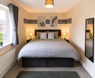 Wootton House | Contractor Friendly 4BDR 9 Guest Stay near Universal with Car Parking for 3