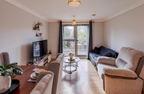 Coventry Apartment | Contractor-Friendly, Private Gated Parking, Fast WiFi, Sofa Bed & Netflix, 5-Min Walk to City Centre, 15-Min Walk to Train Station, Ideal for Relocators & Families