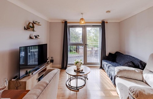 Coventry Apartment | Contractor-Friendly, Private Gated Parking, Fast WiFi, Sofa Bed & Netflix, 5-Min Walk to City Centre, 15-Min Walk to Train Station, Ideal for Relocators & Families