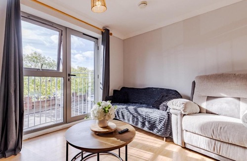 Coventry Apartment | Contractor-Friendly, Private Gated Parking, Fast WiFi, Sofa Bed & Netflix, 5-Min Walk to City Centre, 15-Min Walk to Train Station, Ideal for Relocators & Families