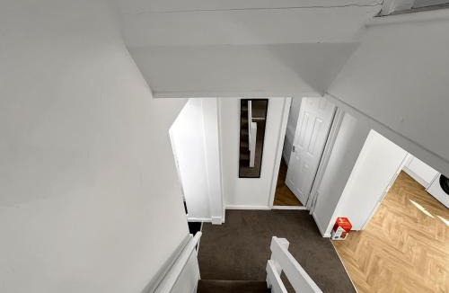 Chapeltown House | Contractor House - Sleeps 9 - Free Parking - 7 Beds