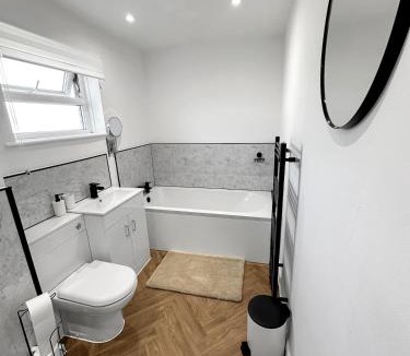 Chapeltown House | Contractor House - Sleeps 9 - Free Parking - 7 Beds