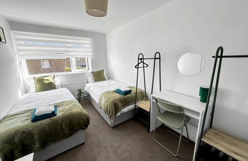 Chapeltown House | Contractor House - Sleeps 9 - Free Parking - 7 Beds