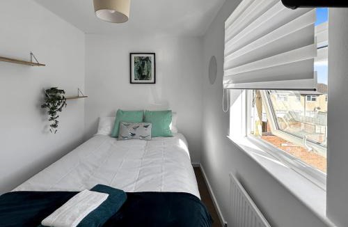 Chapeltown House | Contractor House - Sleeps 9 - Free Parking - 7 Beds