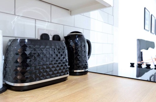 Margam Condo | Contractor Studio Parking Smart TV & Kitchen