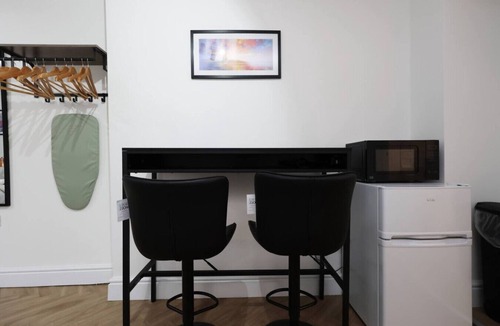 Margam Condo | Contractor Studio Parking Smart TV & Kitchen