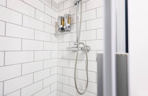 Margam Condo | Contractor Studio Parking Smart TV & Kitchen