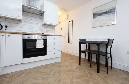 Margam Condo | Contractor Studio Parking Smart TV & Kitchen