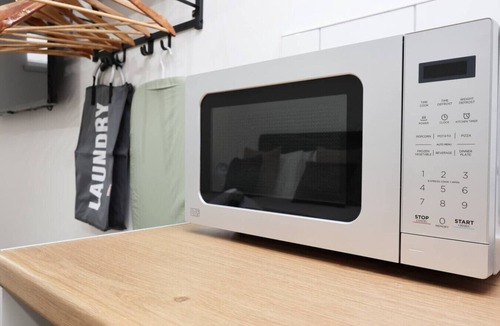 Margam Condo | Contractor Studio Parking Smart TV & Kitchen