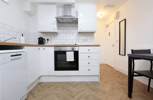 Margam Condo | Contractor Studio Parking Smart TV & Kitchen
