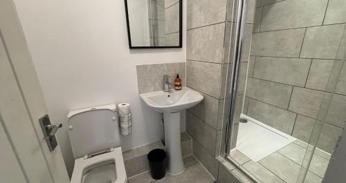 Kettering House | Contractor Workforce Accommodation - 5 Bedrooms Perfect For Work Crews & Groups, WiFi Smart TV's In All Rooms - Parking Sleeps 5-8 Guests
