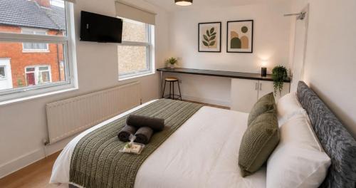 Kettering House | Contractor Workforce Accommodation - 5 Bedrooms Perfect For Work Crews & Groups, WiFi Smart TV's In All Rooms - Parking Sleeps 5-8 Guests