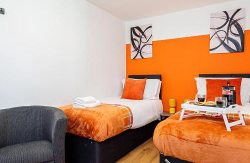 Basingstoke House | Contractors 8 Beds 3 Bath Parking Monthly Discount