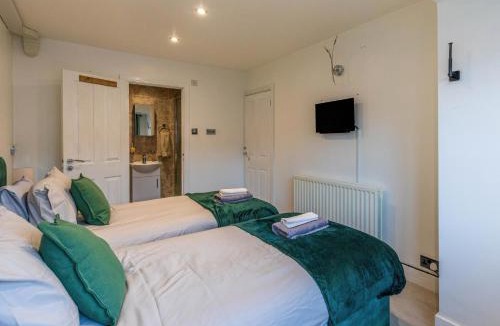 Basingstoke House | Contractors & families 4 Bedrooms Parking Wifi