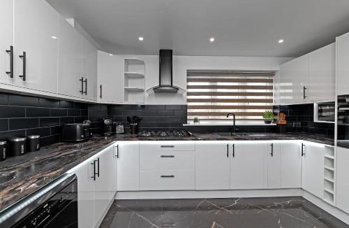 Tea Green House | Contractors Heaven-POOL TABLE-THREE BEDROOM HOUSE WITH SEPARATE ONE BEDROOM SELF CONTAINED-Close to AIRPORT