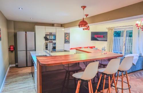 Staple Hill House | Contractors Long & Short Stay near City Centre by AltoLuxoExperience Short Lets & Serviced Accommodation with Free Parking & Wifi