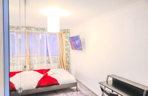 Staple Hill House | Contractors Long & Short Stay near City Centre by AltoLuxoExperience Short Lets & Serviced Accommodation with Free Parking & Wifi