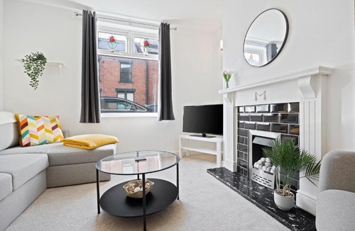 Lincoln Apartment | Contractors Relocators & Families Free Parking with Superfast Wi-Fi