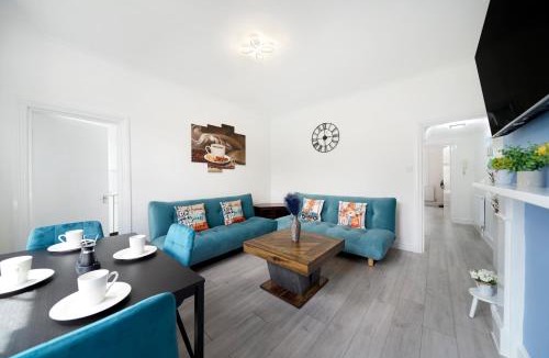 Ealing Common Apartment | Contractors welcome - 2-Bed Ealing Flat, Sleeps 6, Free Parking x2