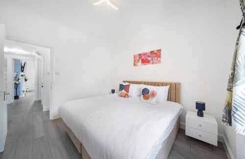 Ealing Common Apartment | Contractors welcome - 2-Bed Ealing Flat, Sleeps 6, Free Parking x2