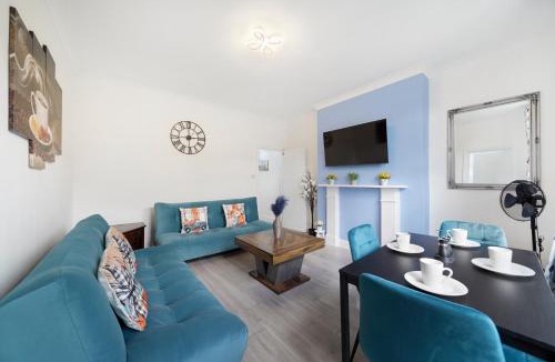 Ealing Common Apartment | Contractors welcome - 2-Bed Ealing Flat, Sleeps 6, Free Parking x2