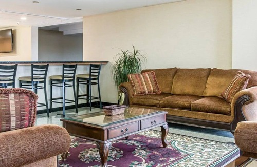 Kalamazoo Hotel | Convenient 1 King Bed with Free Hot Breakfast and Easy Downtown Access